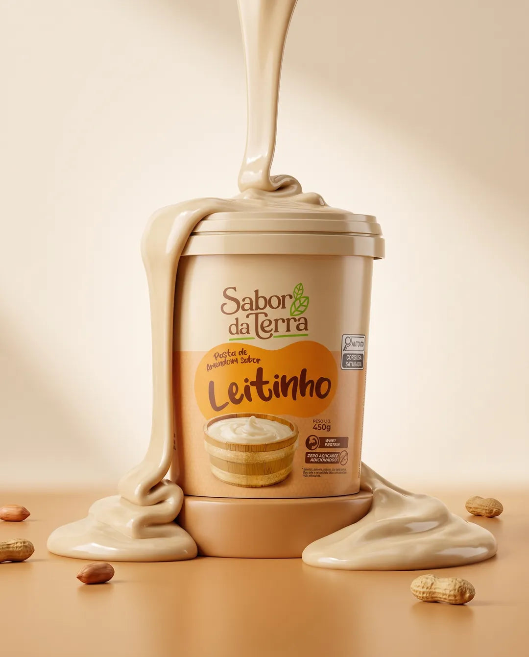 Creme de pasta de amendoim Leitinho escorrendo sobre o pote Sabor da Terra